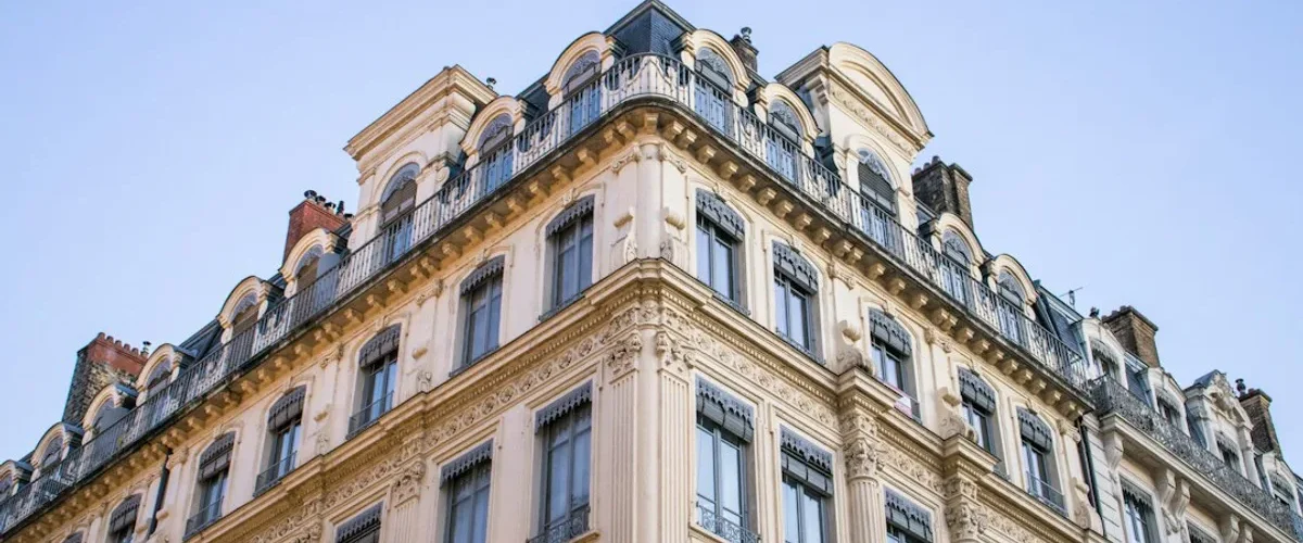 quelle est la couleur dun batiment haussmannien